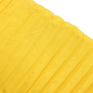 Gros plan sur la texture du tissu plissé jaune vif avec d'élégants plis verticaux