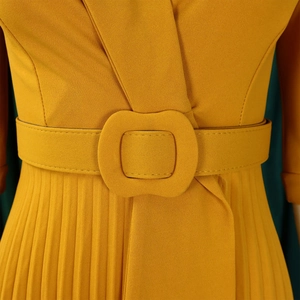 Détail d'une robe plissée jaune moutarde avec col tailleur et ceinture en tissu assortie