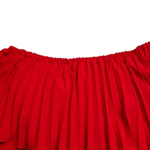 Detailaufnahme der roten Off-Shoulder-Kleidfalten mit feiner Plissierung und elastischem Bund