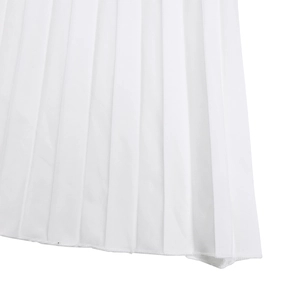 Détail du tissu mousseline blanc plissé montrant les plis verticaux et l'ourlet de la jambe