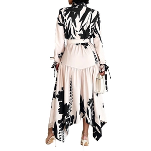 Détail de l'ourlet asymétrique d'une robe longue à imprimé floral noir et blanc