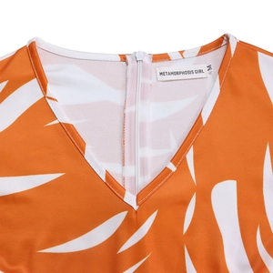 Détail du décolleté en V sur robe à imprimé tropical avec étiquette METAMORPHOSIS GIRL