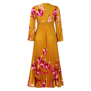 Dettaglio del retro di un abito a pieghe con motivi floreali giallo senape e rosa