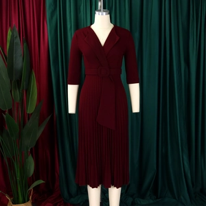 Détails de l'ourlet plissé et de la large ceinture de la robe élégante bordeaux