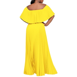 Detail der eleganten Plissee-Falten an einem leuchtend gelben Maxikleid für Damen