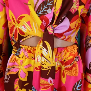 Détail de l'ensemble imprimé tropical avec nœud à nouer devant et taille élastique
