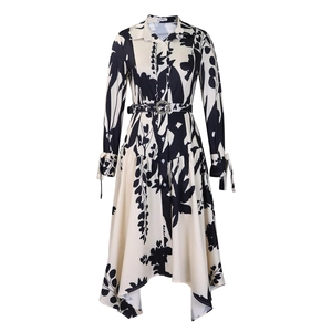 Détail de la robe imprimée montrant le col chemise et le motif de feuilles noir et blanc