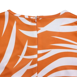 Gros plan de la fermeture éclair invisible au dos d'une robe orange à imprimé abstrait