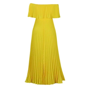 Detail der leuchtend gelben, schulterfreien Maxikleid mit elegantem Rüschenausschnitt