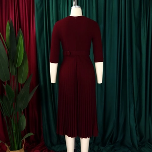 Détails du dos d'une robe mi-longue plissée bordeaux avec ceinture et manches 3/4
