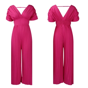 Détail d'une combinaison plissée fuchsia avec col en V profond et jambe large