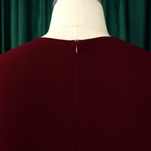 Gros plan sur le dos de la robe en velours bordeaux avec fermeture éclair invisible
