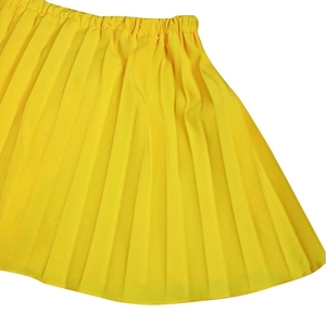 Detail eines hellgelben Maxikleids aus Chiffon mit elastischem Bund und feinen Plissee-Falten