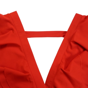 Gros plan détaillé du décolleté en V profond avec sangle décorative sur une combi rouge