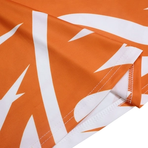 Détail du tissu imprimé orange avec motif abstrait blanc et ourlet à double couture