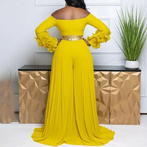 Détail de la combinaison jaune à épaules dénudées avec pantalon plissé et volants