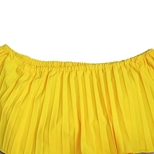 Makrodetail des elastischen Bunds an einem hellgelben plissierten Kleid mit feiner Textur