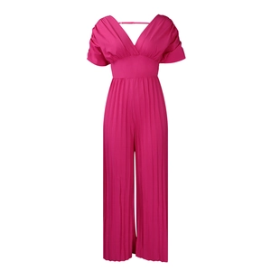 Détail de la combinaison fuchsia à col en V avec taille marquée et jambes larges