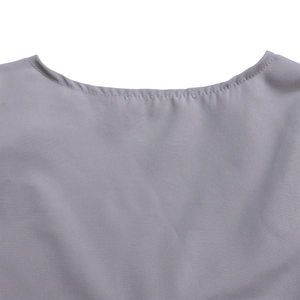 Détail du col rond et de la texture du tissu tissé gris du haut à manches courtes