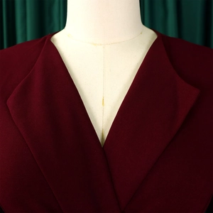 Détail du col en V et de la texture tissée de cette robe bordeaux pour femmes élégantes