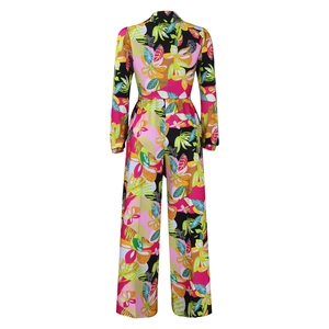 Détail de l'imprimé floral tropical sur le combishort ample avec motifs de feuilles