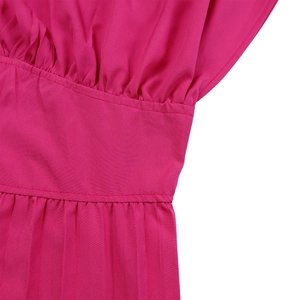 Détail de la taille plissée et des coutures sur un élégant combishort magenta