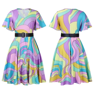 Détails de robe à col V avec motif tourbillon psychédélique et ceinture noire à la taille