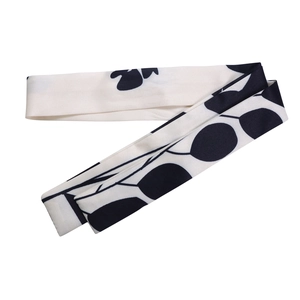 Détail de l'imprimé floral sur le tissu d'une élégante robe à manches longues bicolore