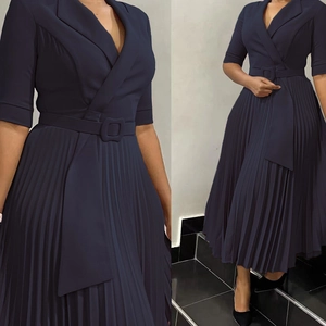 Détail d'une robe mi-longue plissée bleu marine avec ceinture et col à revers chic