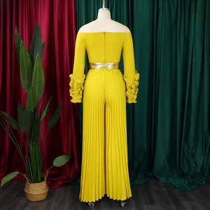 Détail d'une combinaison jaune épaules dénudées avec jambes plissées et volants