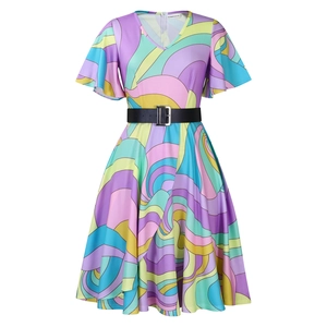Détail d'une robe d'été à col en V avec imprimés ondulés psychédéliques et ceinture noire