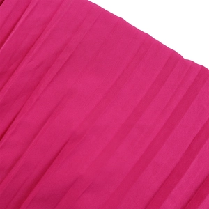 Détail du tissu plissé rose vif avec une finition satinée élégante pour robe ou combi