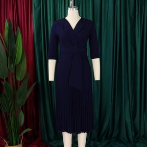 Détails d'une robe plissée violet foncé à manches mi-longues avec col à revers et ceinture
