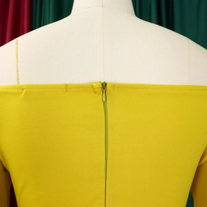 Détail de la fermeture éclair invisible au dos et du tissu tissé jaune de la combinaison