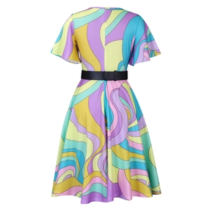 Détail de l'imprimé à vagues colorées et de la large ceinture noire sur la robe