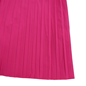 Détail de la texture du tissu plissé rose avec taille haute pour cette combinaison