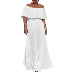 Detail des weißen Off-Shoulder Maxikleides mit Rüschenausschnitt und plissierter Textur
