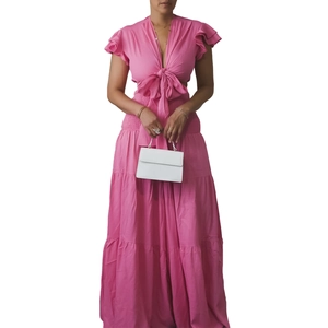 Détail de l'ensemble deux pièces rose avec haut court à lacets et jupe longue à volants