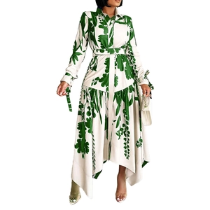 Détail de la robe maxi à imprimé floral avec col à revers et motif de feuilles vertes