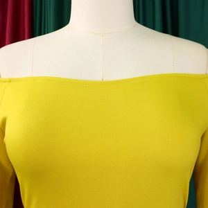 Détail de haut jaune à épaules dénudées avec une texture plissée horizontale fine