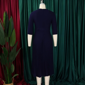 Vue arrière d'une robe plissée bleu marine avec manches 3/4 et ceinture assortie