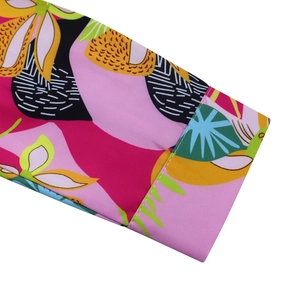 Gros plan sur tissu floral rose avec motifs jaunes et détails de couture soignés