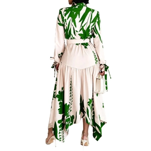 Vue de dos d'une robe d'été à manches longues avec imprimé feuilles et ourlet asymétrique