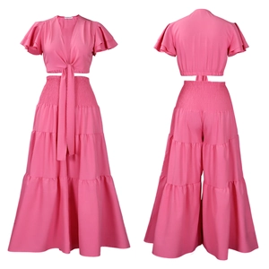 Détails d'un ensemble deux pièces rose avec haut à nouer col V et pantalon à volants