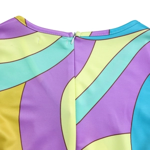 Détail de l'encolure arrière avec fermeture éclair invisible sur robe à motifs