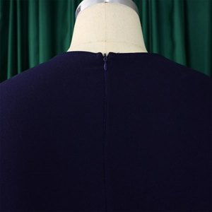 Détail de l'encolure dos avec fermeture éclair invisible sur cette robe bleu foncé