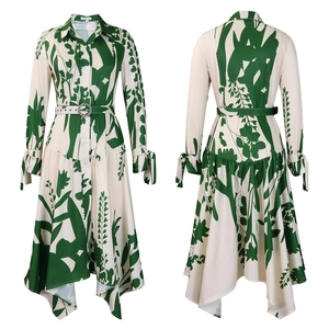 Détail de robe chemise imprimée à motif feuilles vertes avec col à revers et ceinture