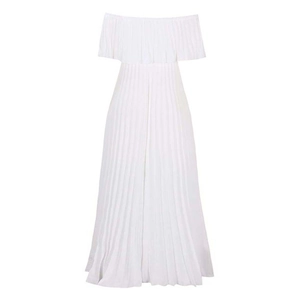 Detail eines weißen schulterfreien Maxikleides aus elegantem, plissiertem Chiffonstoff