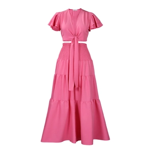 Détail d'un ensemble rose deux pièces avec haut à col en V et jupe longue à taille haute