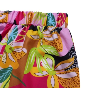 Détail de la taille élastique de l'ensemble chemise et pantalon à imprimé tropical